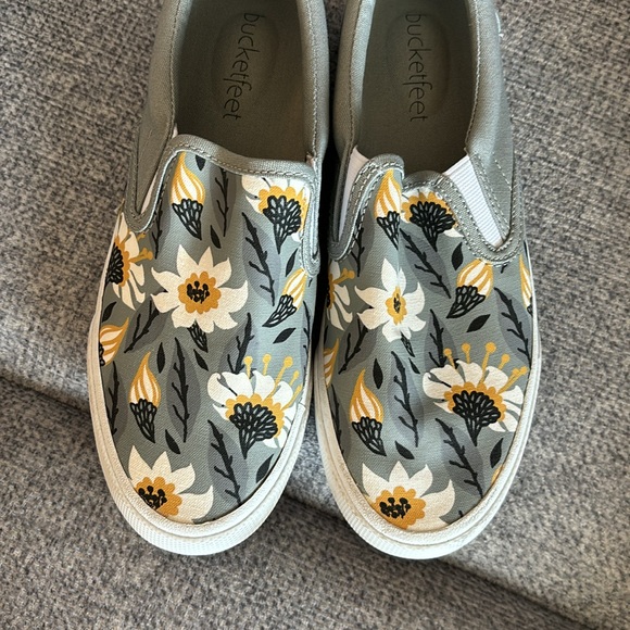 Bucket feet slip on sneakers - Picture 2 of 9